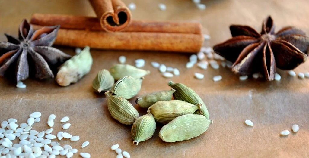 Кардамон кофе с кардамоном. Зеленый кофе с кардамоном. Кофе с кардамоном упаковка. Черный кофе с кардамоном. Сколько кардамона добавлять в кофе.