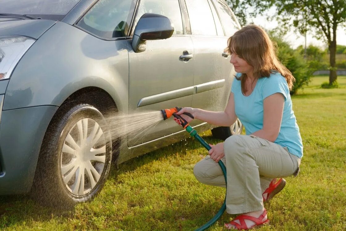 He clean the car. Мойка машины из шланга. Шланг для мойки автомобиля. Мойка автомобиля на даче. Шланг для мойки машины.