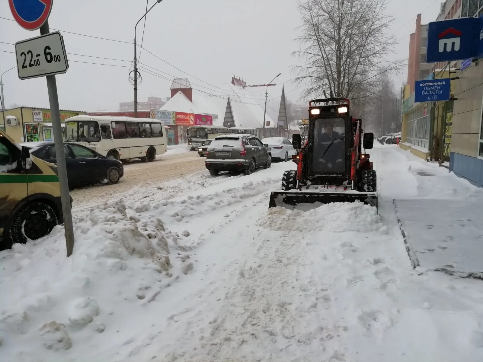 Сколько сегодня в сыктывкаре. Сыктывкар завалило снегом. Сыктывкар снег. Сугробы Сыктывкар. Снегопад в Сыктывкаре.