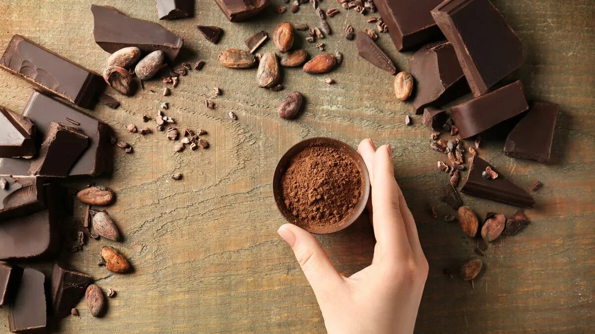 Какао скраб. Шоколад с кусочками какао бобов. Шоколад на деревянном столе. Стакан с кусочком шоколада. Мокап какао-бобов.