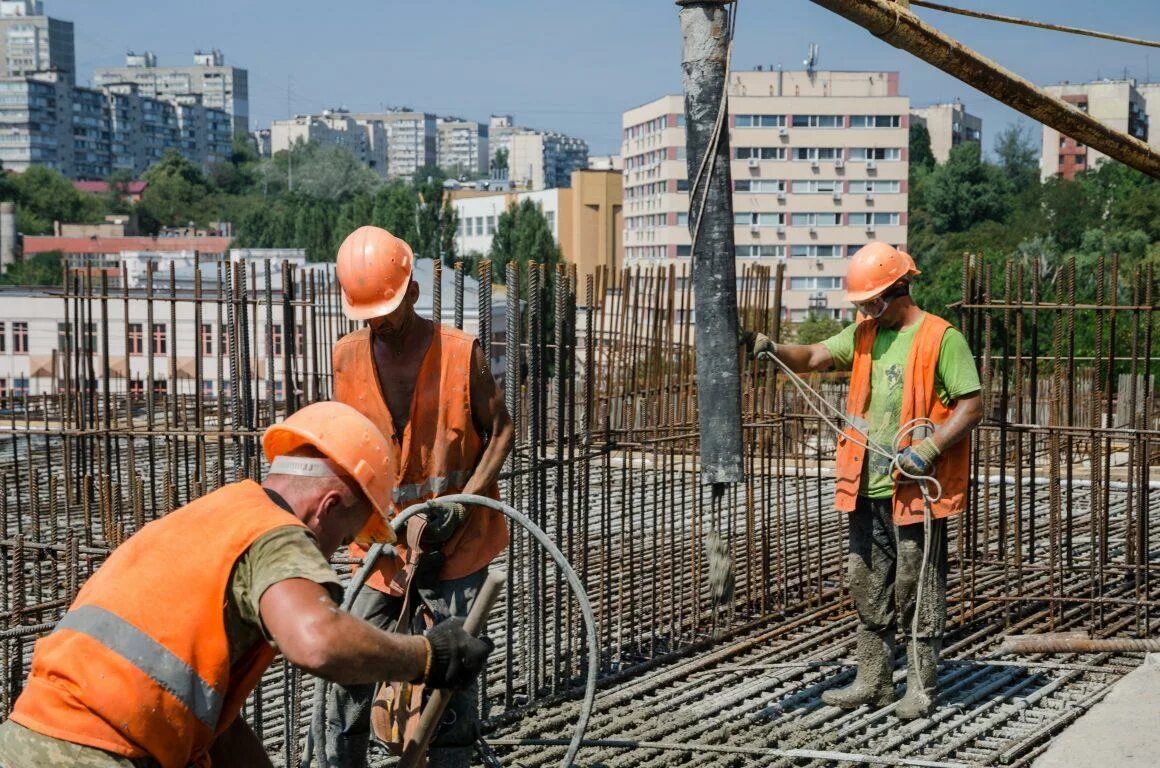 Работы необходимые до строительства. Бригада бетонщики монолитчики. Бригада каменщиков-монолитчиков. Арматурщики бетонщики монолитчики. Плотник бетонщик.