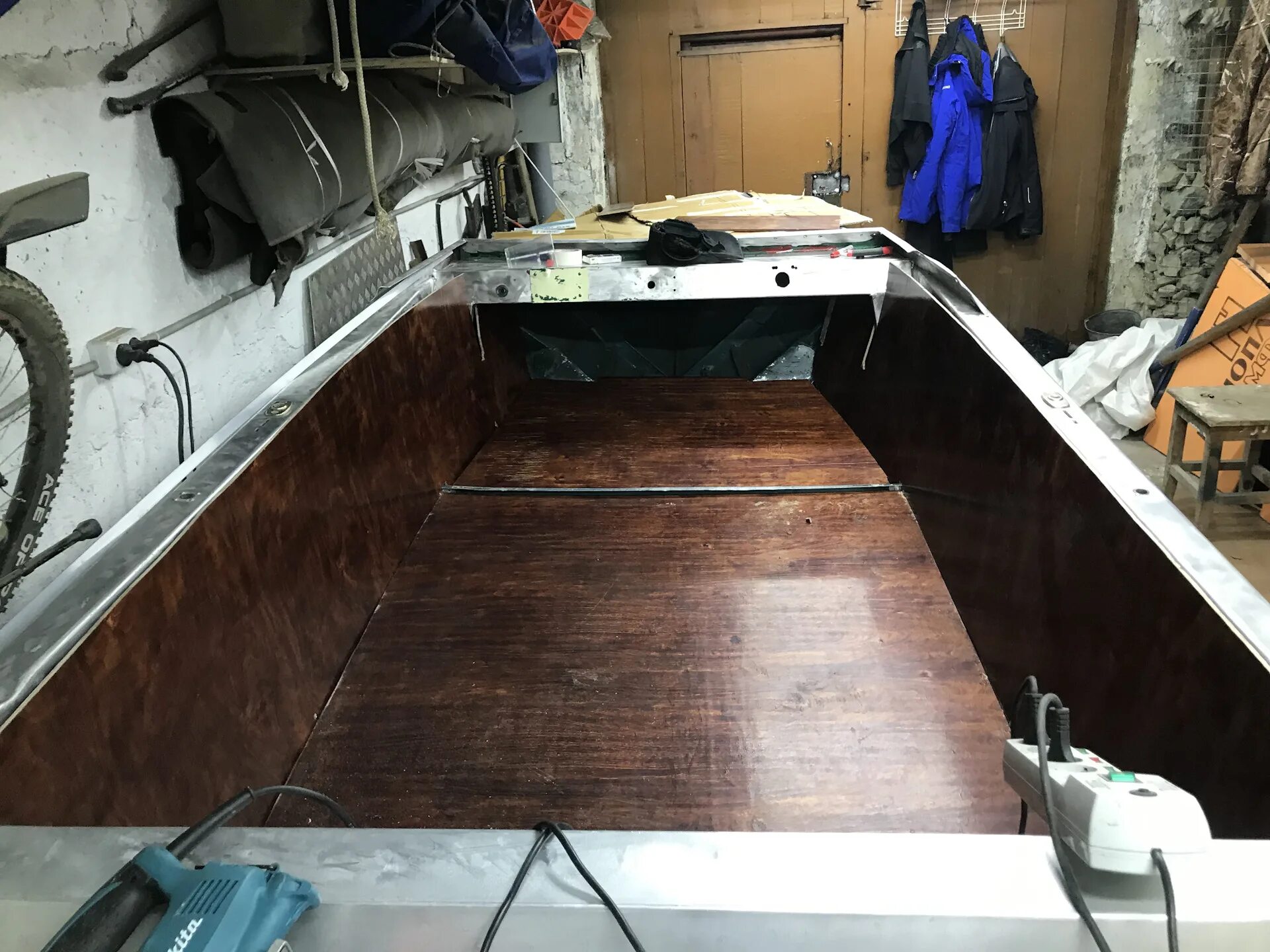 Диван рундук на прогресс 4. Усиление борта лодки рифленным алюминием. Борта лодки рифленным алюминием. Обшивка лодки. Обшивка деревянной лодки.