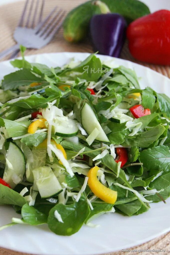 Соус для салата из свежих овощей заправки. Овощной салат с горчицей. Салат из зеленых овощей. Зеленые овощи для салата. Салат с горчичным салатом.