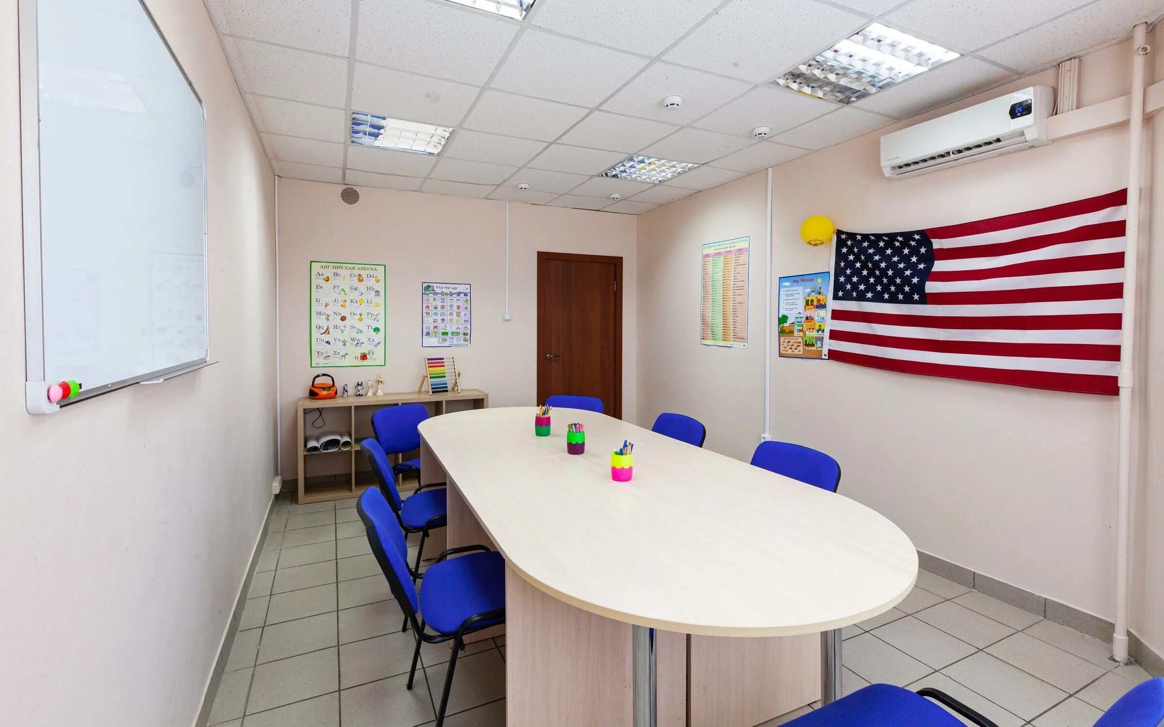 Языковая школа today чебоксары. Языковая школа для детей. Языковая студия. Интерьер языковой студии. Языковая студия.