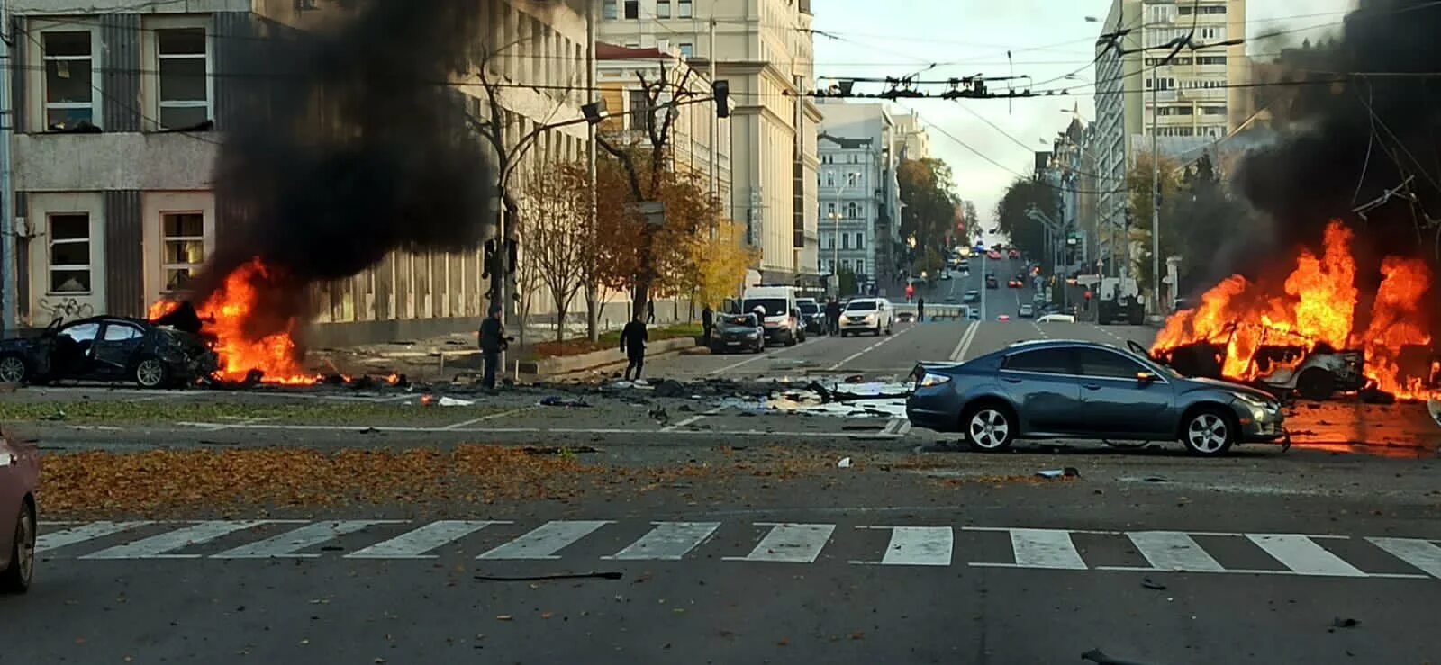 Взрыв здания. Город горит.