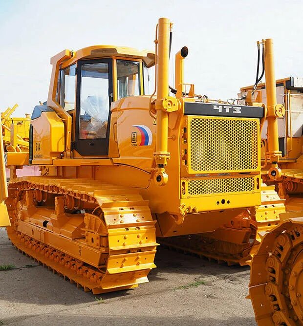 Магнитогорск проспект ленина 128. Оптика магнитогорск. Оптика чтз. Оптимист оптика. Автомагазин для грузовых автомобилей.