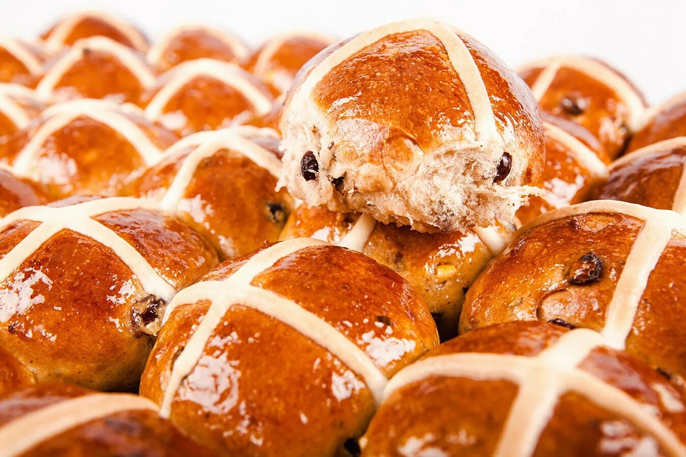 Hot Cross buns булочки. Сдобная булочка. Английская сдобная булочка. Булочки на Пасху. Хмельницкие булочки