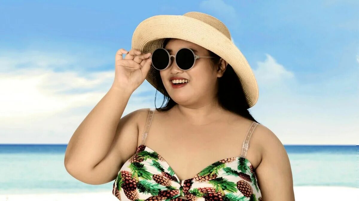 Толстая в очках видео. Полная девушка в очках. Полная женщина в солнечных очках. Полная женщина на пляже в шляпе. Толстая женщина в шляпе.