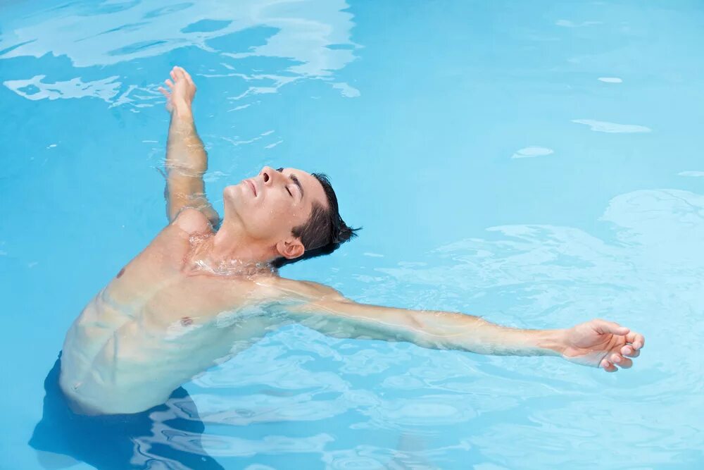 Человек в воде на спине. Человек лежит в воде. Плавание для спины в бассейне. Вода и человек. Как научиться плавать на воде