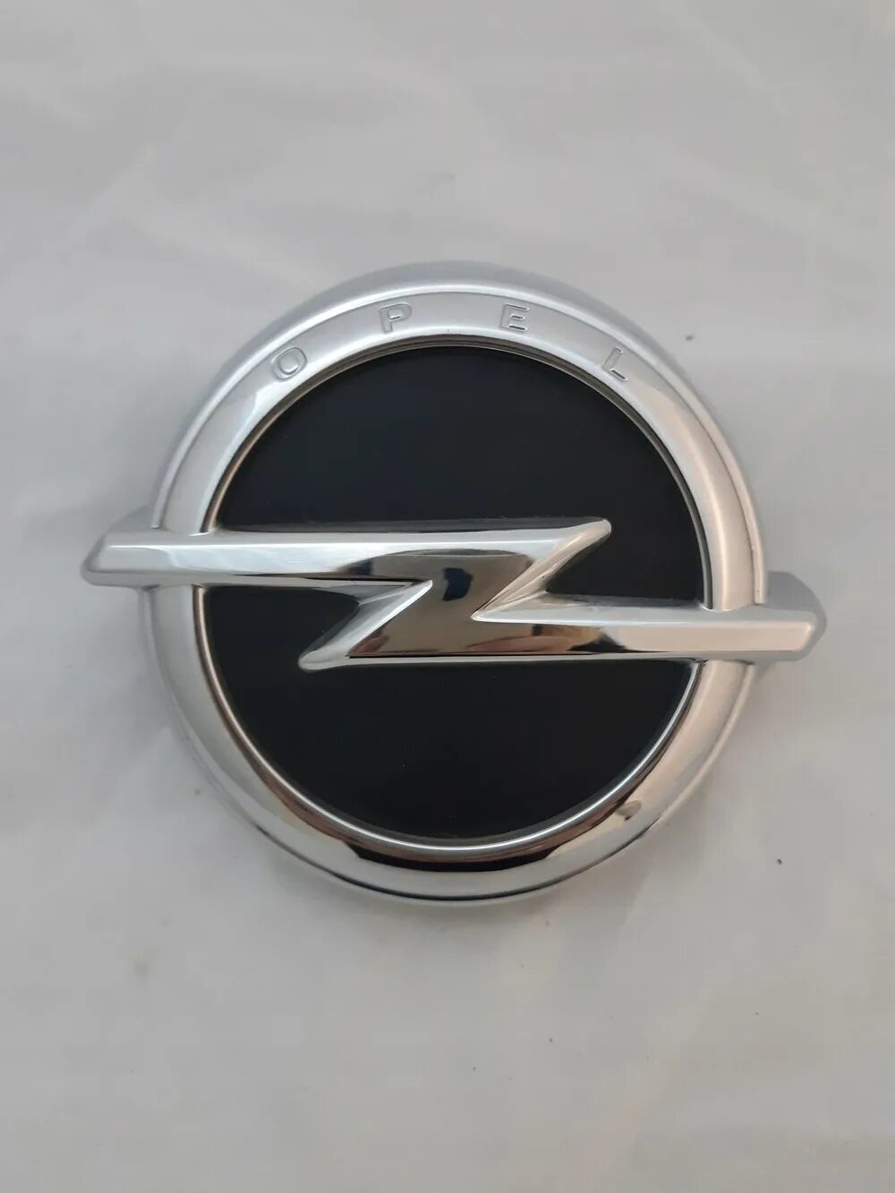 Opel значок алюминий. Опель значок. Опель значок с гаечным ключом. Опель значок с гаечным ключом. Индикатор svs opel corsa d.