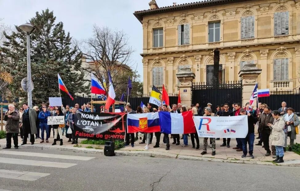 Страны выразившие поддержку россии. Франция в поддержку России митинги поддержку. Митинг во Франции в поддержку России. Митинги во Франции 2022 в поддержку России. Франция против Украины.