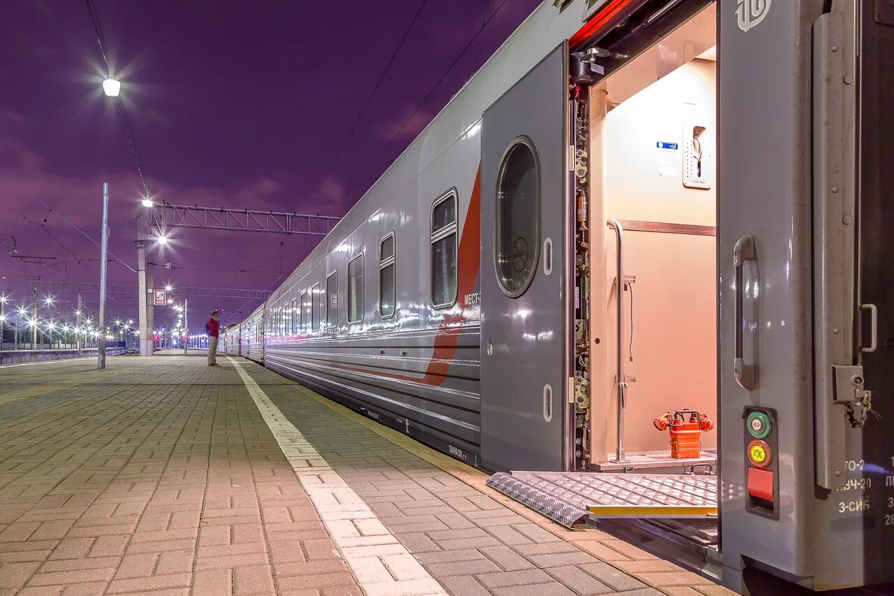 Поезд вятка ссср. Вагон вокзал. Ржд самара вокзал перрон. Грузовая станция. Красивый поезд.