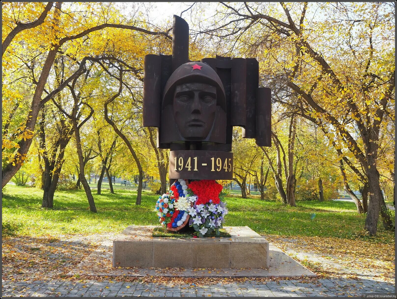 Купить памятник в екатеринбурге. ЕКБ памятник погибшим в Великой Отечественной войне. Комсомольский сквер Екатеринбург. Памятники Химмаш Екатеринбург. Памятник в Екатеринбурге погибшим уралмашевцам.