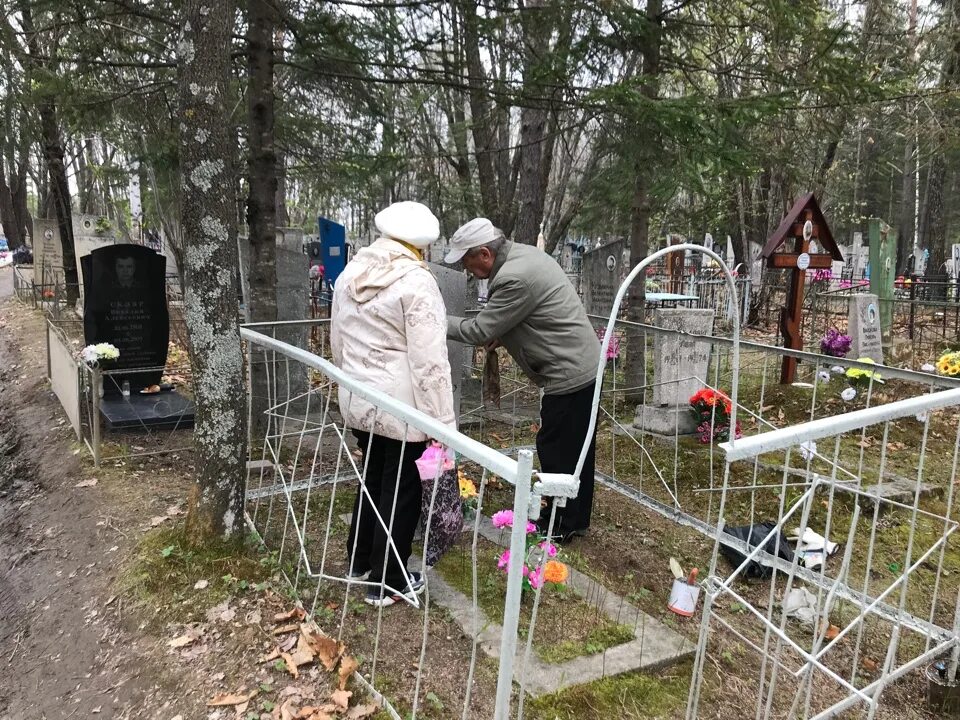 Кладбище Биробиджан городское. Старое кладбище Биробиджан. Родительский день на кладбище. Северовласихинское родительский день кладбище.