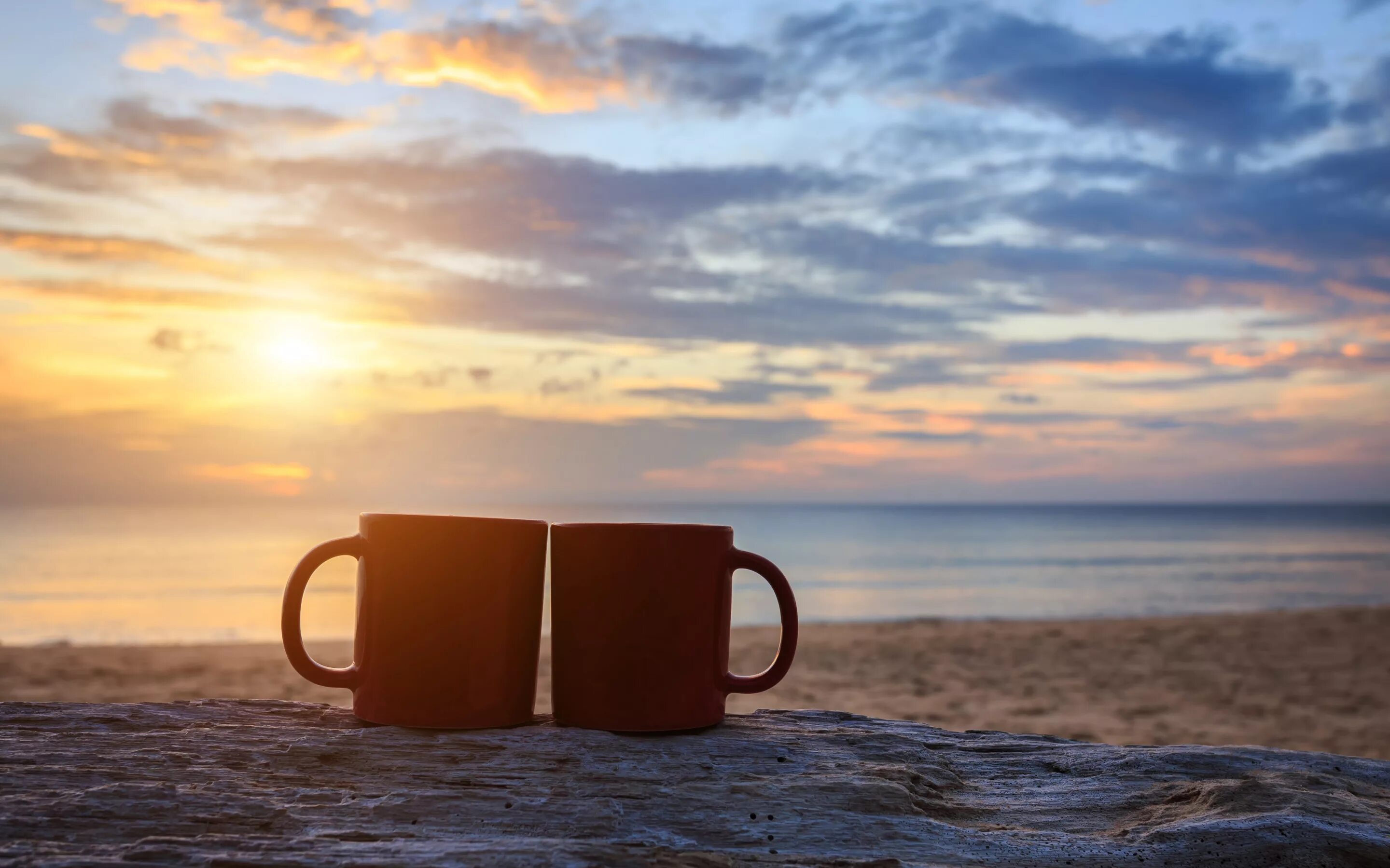 Beach cup. Чашка кофе на берегу моря. Чашка чая на берегу моря. Утро на море. Утро на берегу моря.