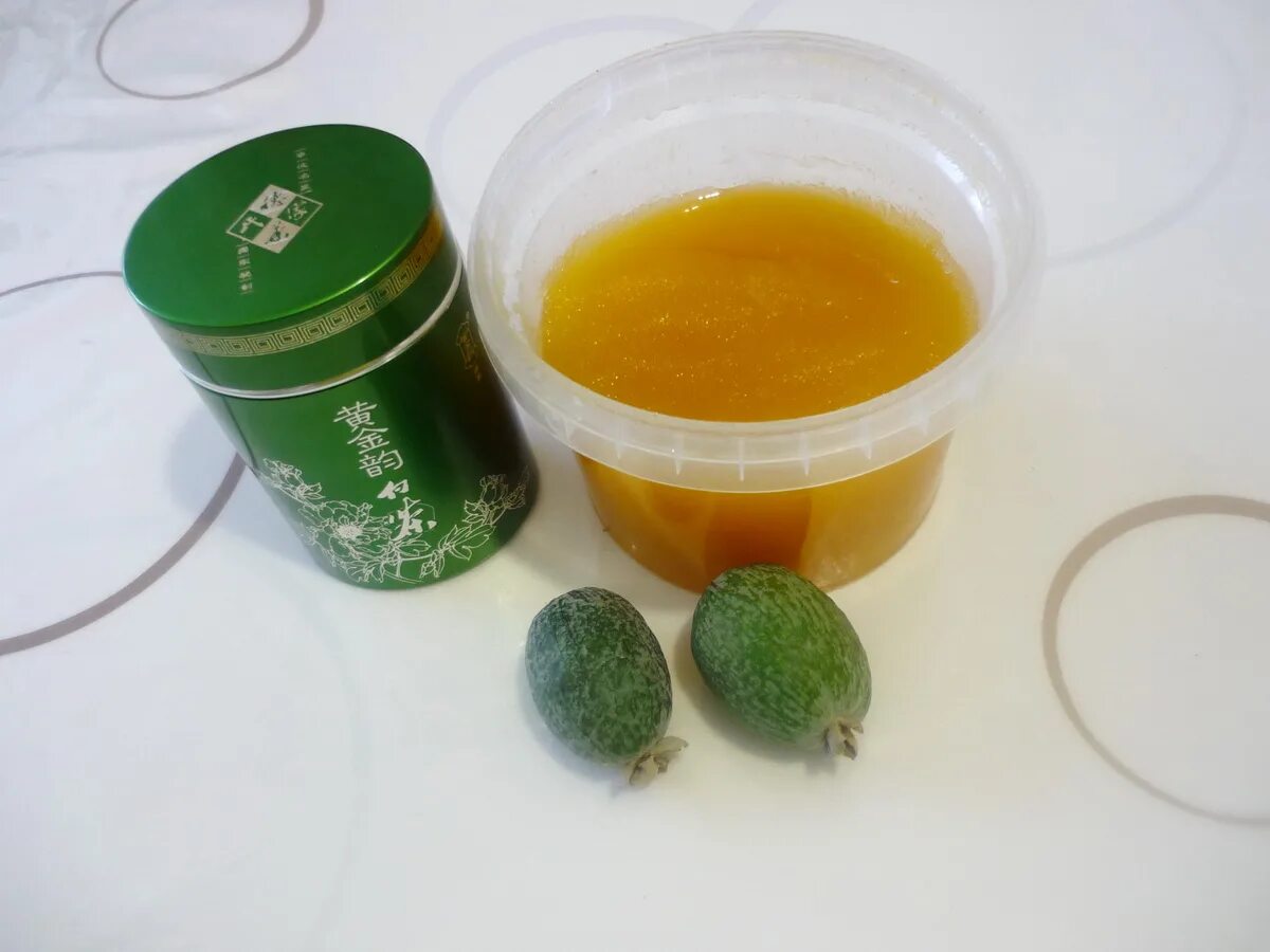 зеленый чай с фейхоа. фруктовый чай с фейхоа. имбирные сконы с фейхоа. лимонад с фейхоа и лавровым листом. зеленый чай с фейхоа.