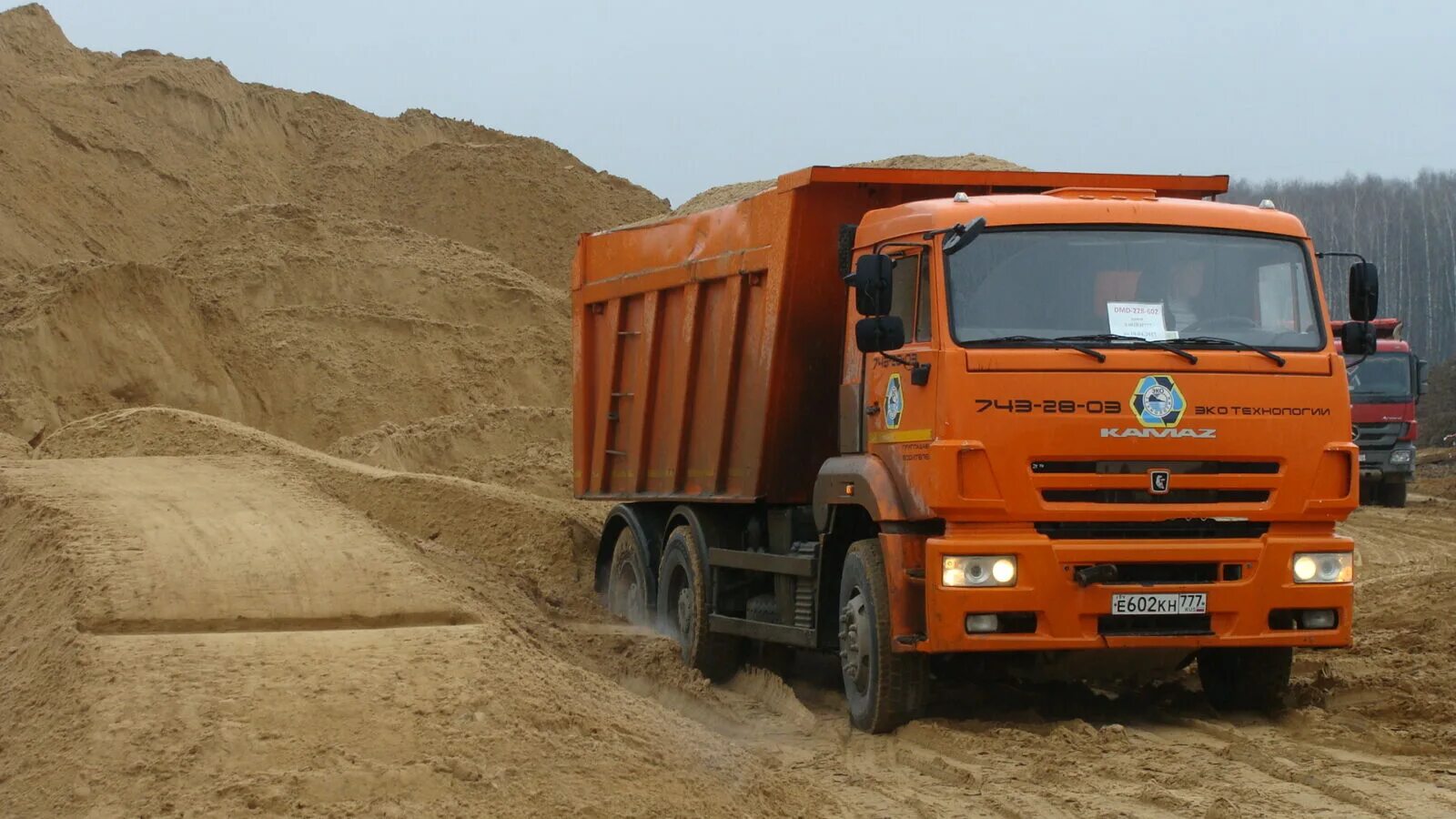 Песок щебень с доставкой цена. КАМАЗ 6520 самосвал с песком. КАМАЗ 6520 В карьере. КАМАЗ 6520 С щебнем. КАМАЗ 6522.