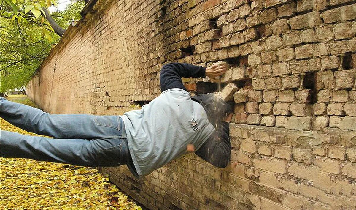 Кинуть человека это. Головой об стену. Человек уперся в стену. Биться головой об стену. Ударчтсч головой об стену.