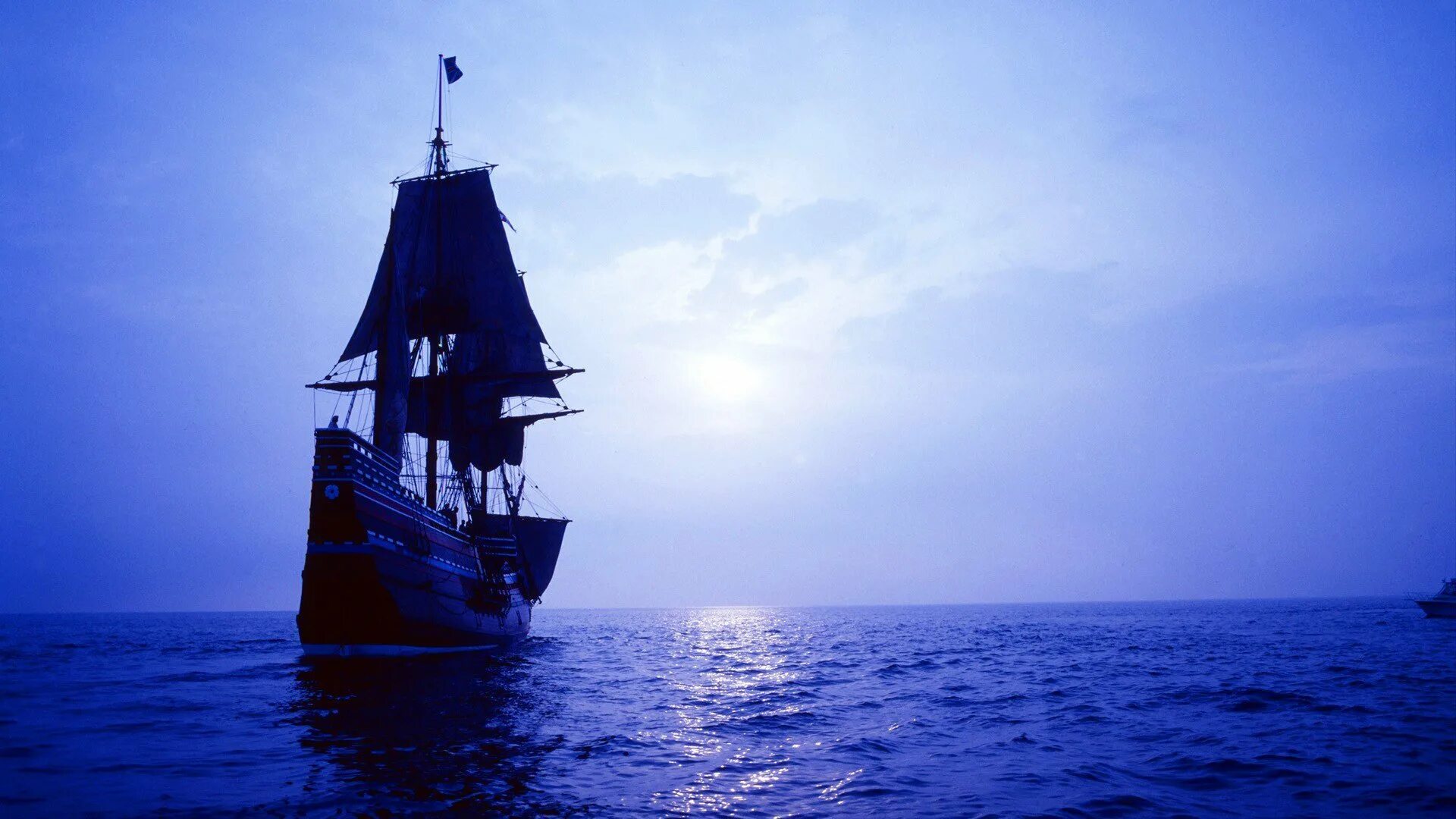 Корабль в океане одинокий. Корабль в море. Парусник в море. Корабль парусник. Корабль уходит в море.