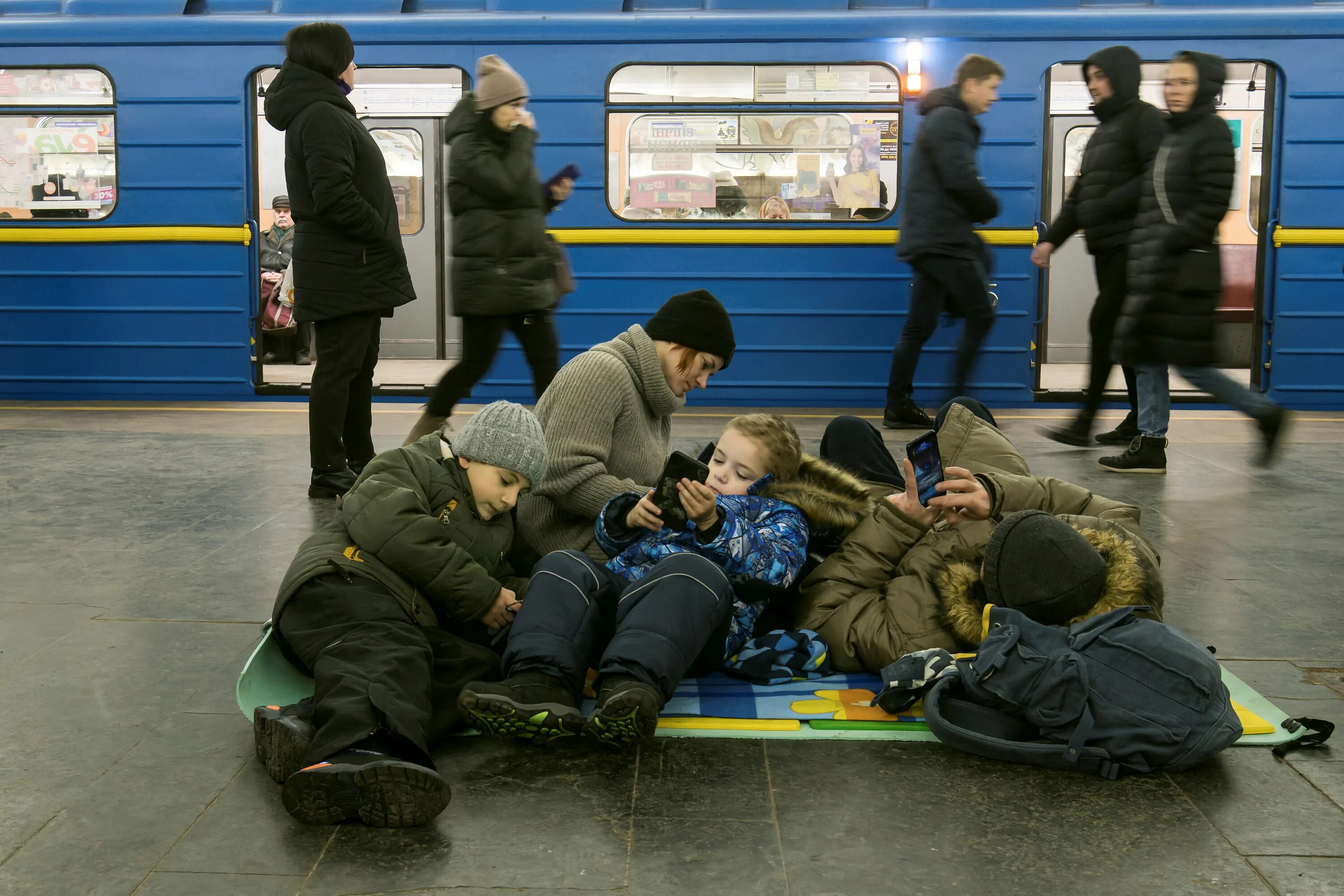 Воздушная тревога отменена. Люди в метро. Украинское метро.