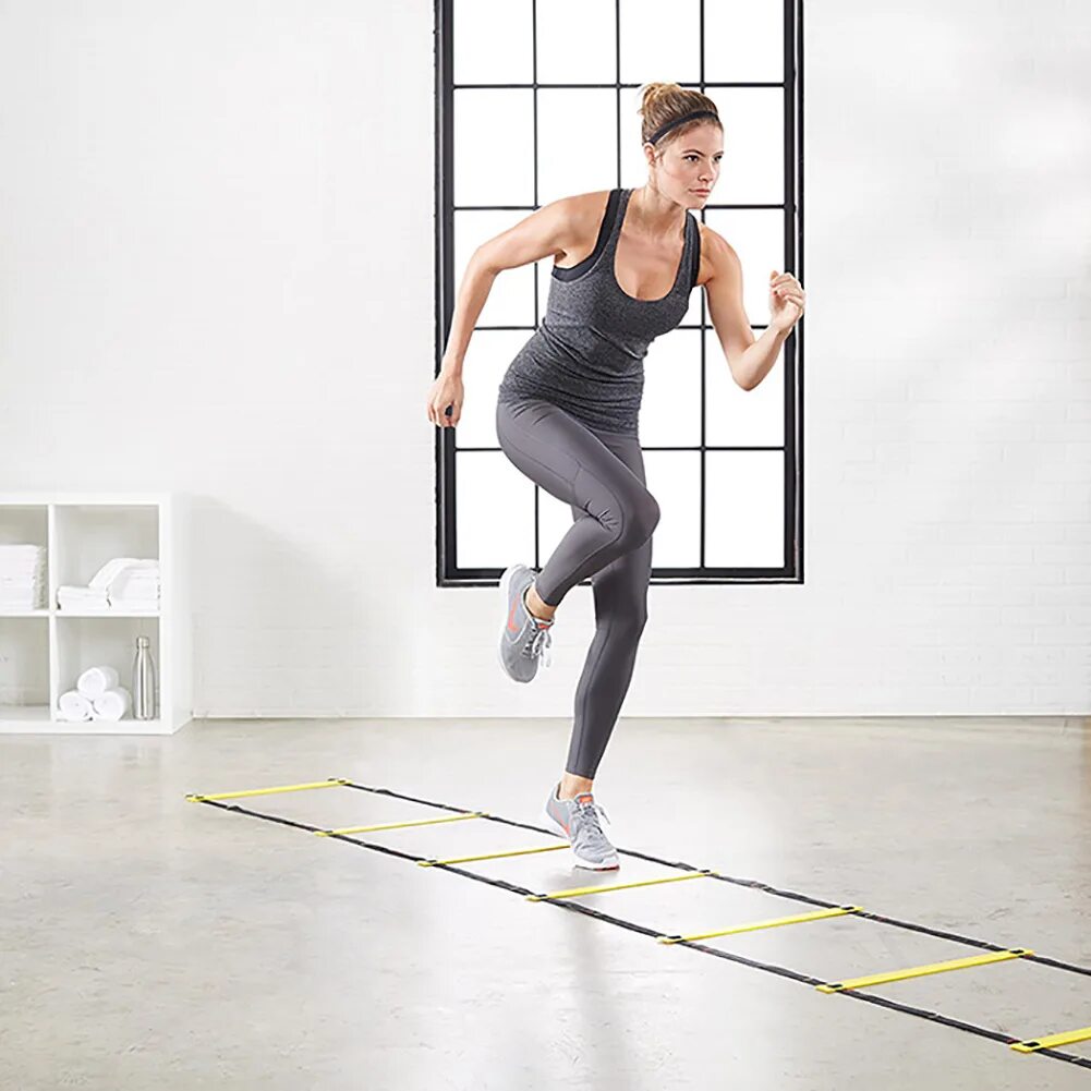 Тренировка лесенка. Гибкая лестница для фитнеса. Тренировочная лестница упражнения. Координационная лестница упражнения для фитнеса. Упражнения с фитнес лестницей.