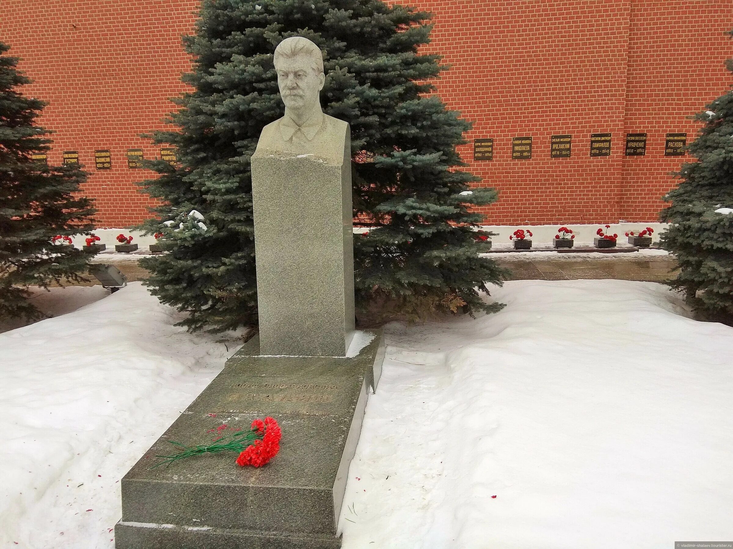 Кто захоронен в кремлевской стене