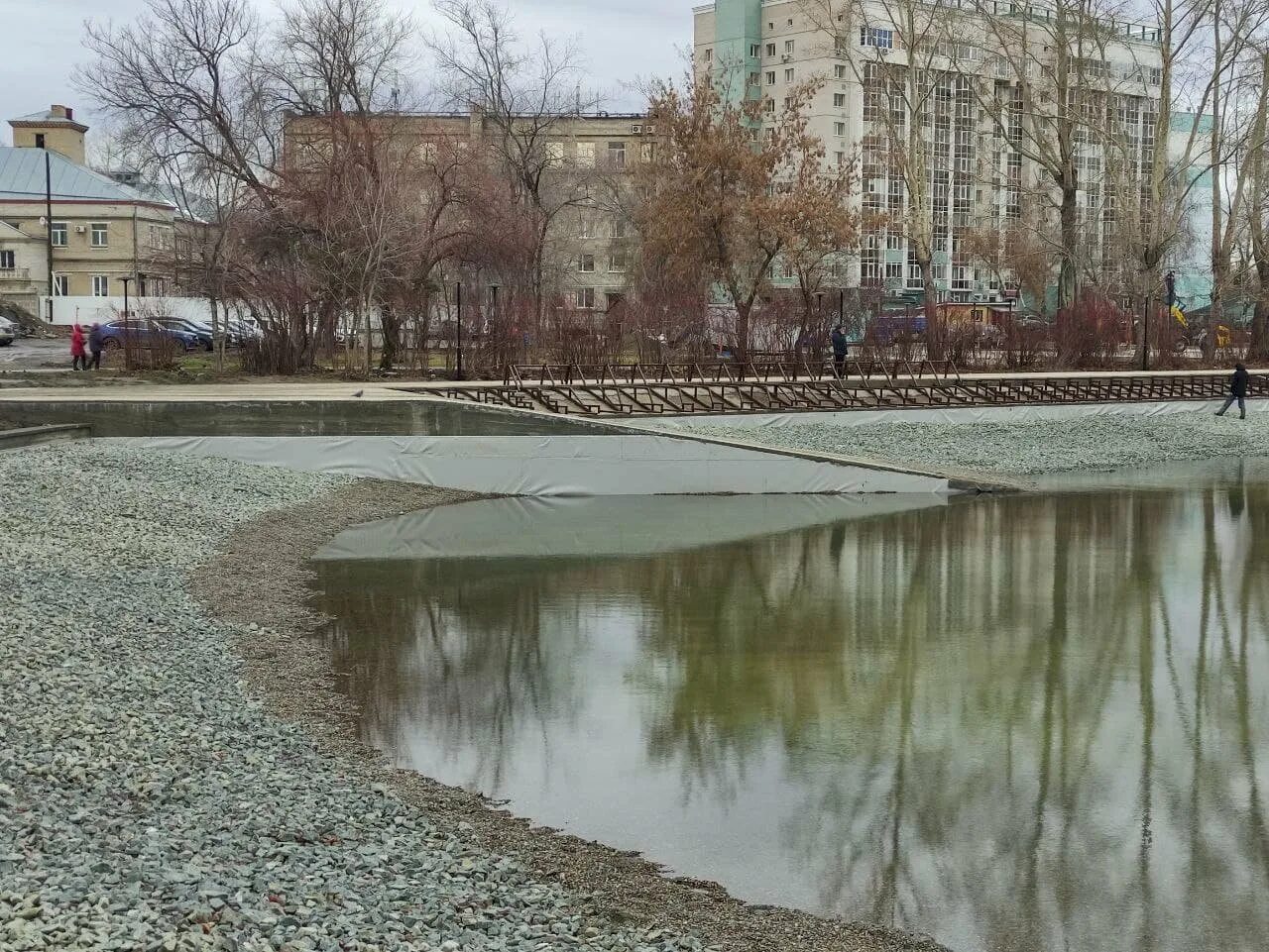 Лесной пруд барнаул. Лесной пруд барнаул. Пруды барнаул. Река касмала алтайский край. Парк изумрудный город барнаул пруд.