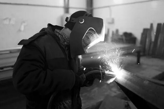 сварщик электродуговой сварки. сварщик черно белый. сварщик.