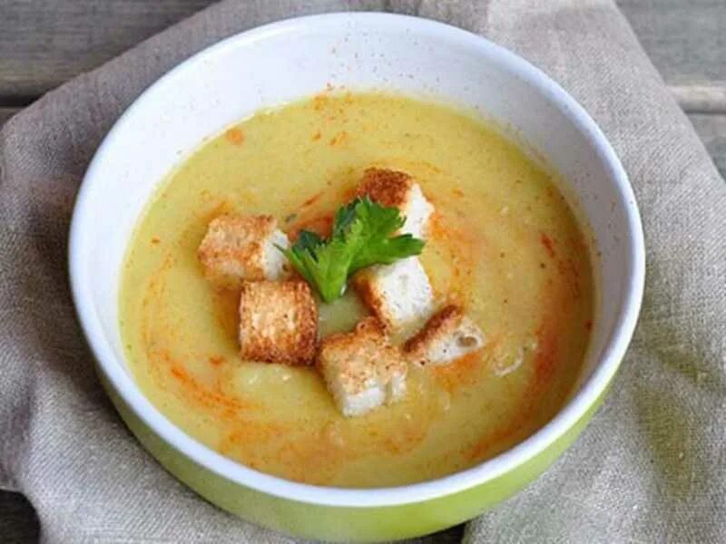 Суп пюре картошка курица. Суп-пюре из кабачков с сухариками. картофельный суп пюре. овощной суп-пюре с сухариками. картофельный суп с сухариками.
