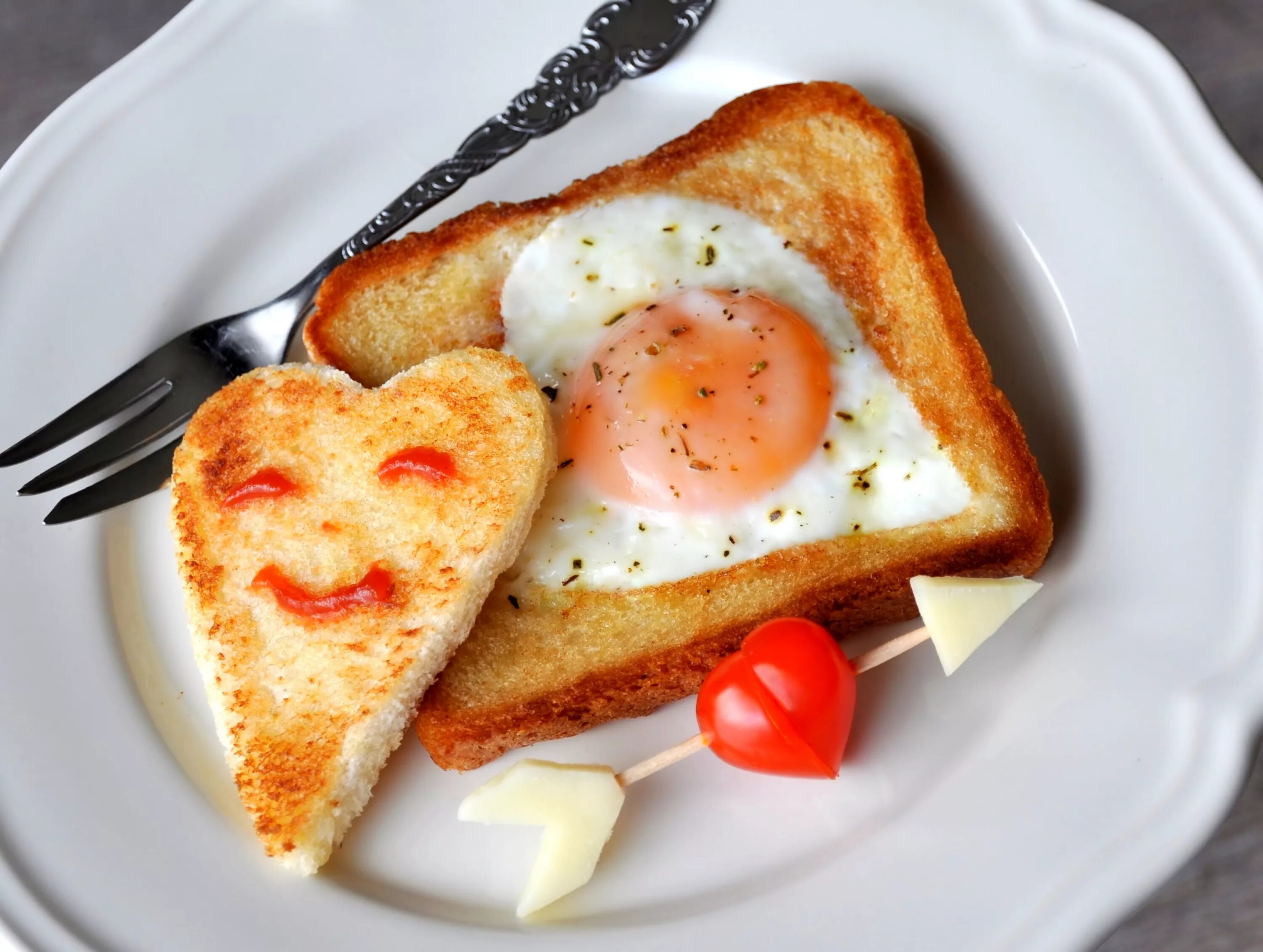 Завтрак для любимой жены. Завтрак в виде сердечка. Яичница в хлебе. Вкусный завтрак для любимого. Красивый завтрак.