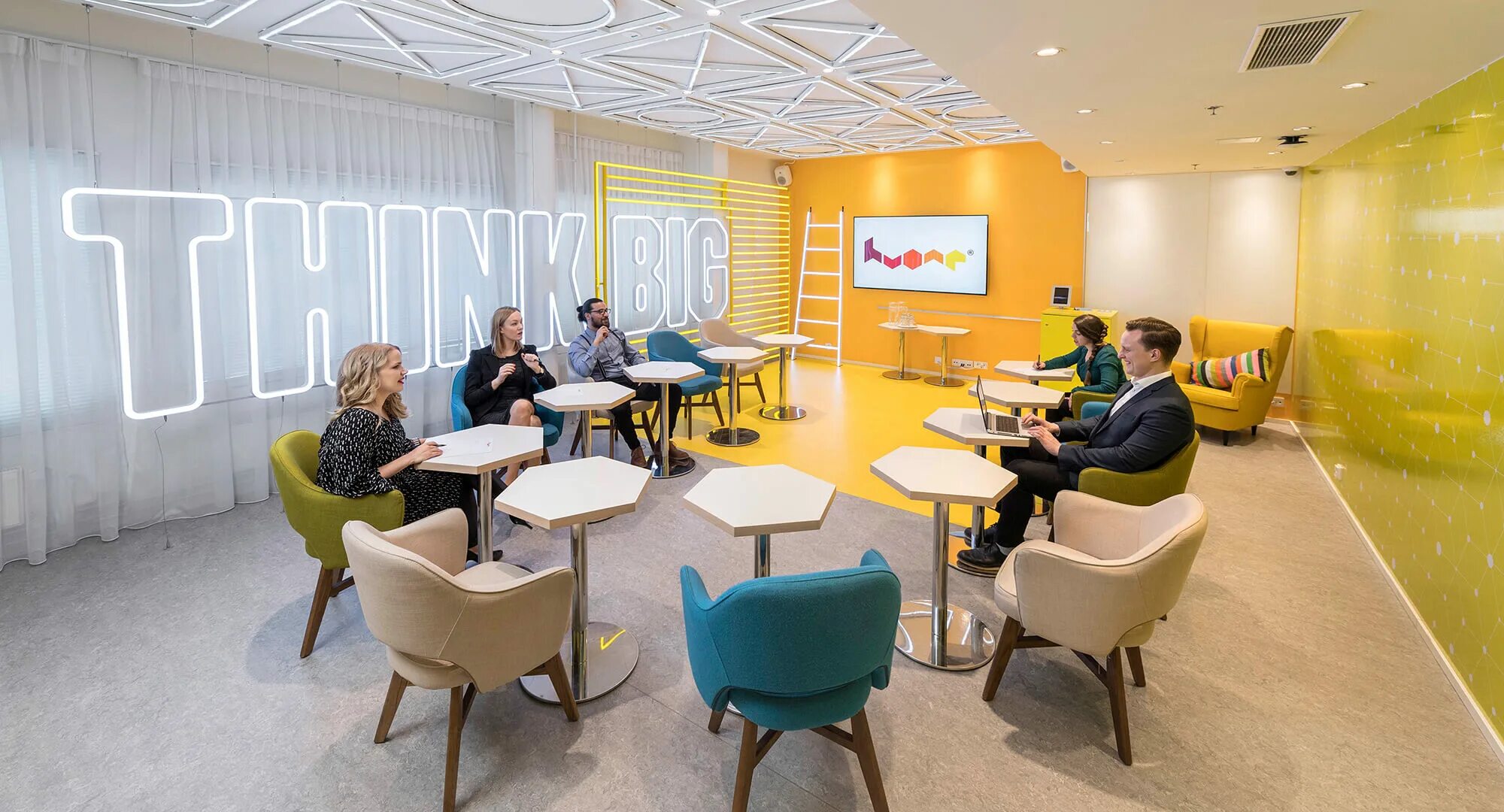 Meeting spaces. Консольный второй этаж в офисе. Креативное пространство. Бизнес-пространство митинг поинт. Офис оранжево черный.