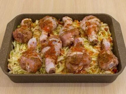 Капуста с куриными голенями в духовке