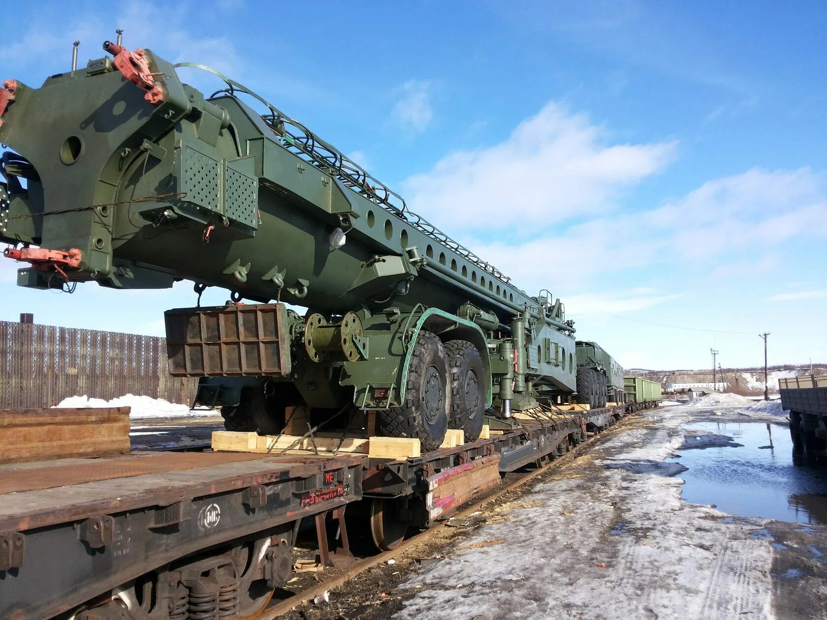 Погрузка техники на эшелон Урал 4320. МАЗ 537 негабарит. Военный поезд. Погрузка военной техники на ЖД.