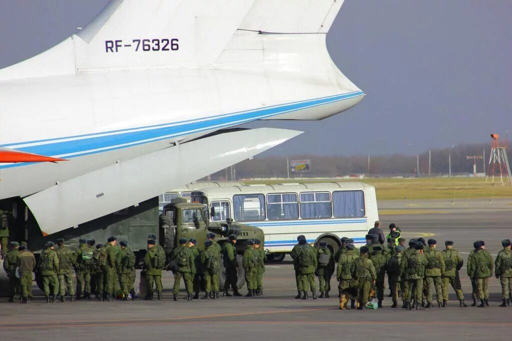 Ил-76 военно-транспортный самолёт погрузка. Ил 76 груз 200. Ил 76 ВДВ. Военно транспортные войска