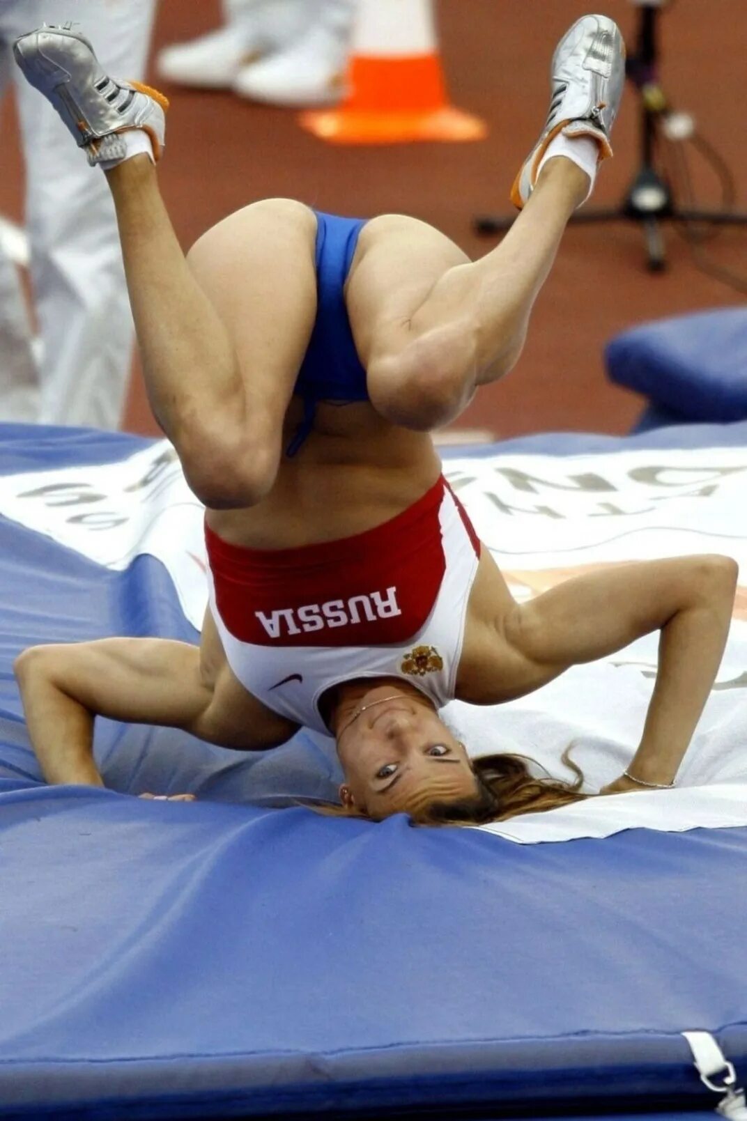 прелести спортсменок. пикантности в спорте. девушки засвечивают в спорте. спортсменки. спортсменки подглядывать.