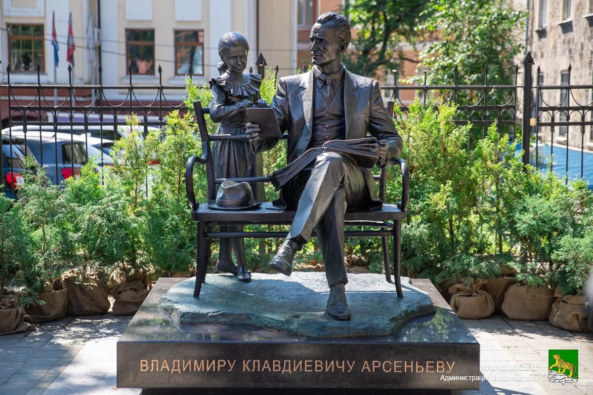 Город владивосток открыли. Памятник арсеньева владивосток. памятник владимира клавдиевича арсеньева. памятник арсеньева в арсеньеве.