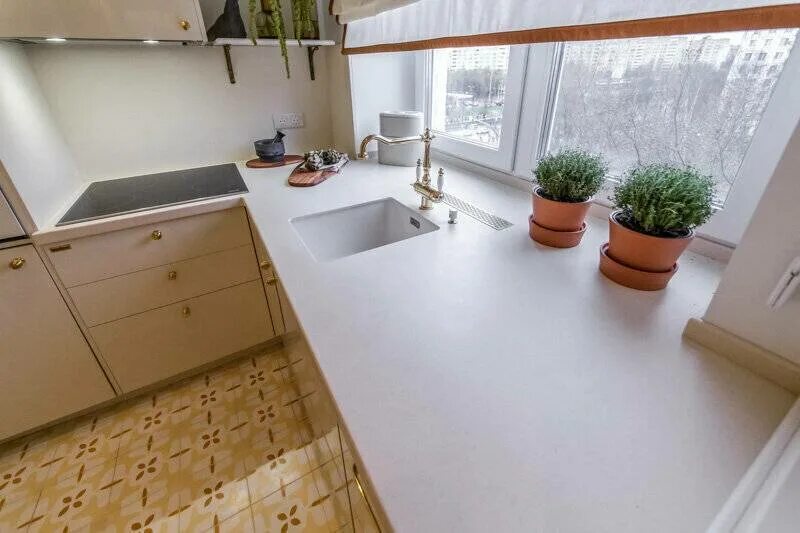 Мытье подоконников. Столешница для кухни. Столешница под окном. Столешница под окном на кухне. Подоконник на кухне.