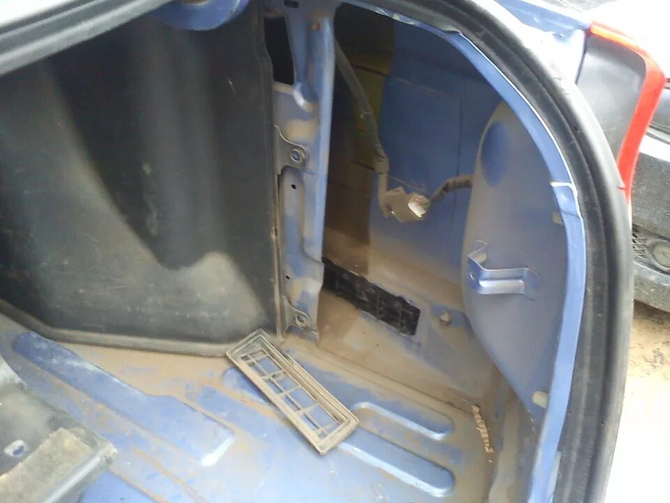 Жабры багажника хендай акцент. Гольф 4 вода в багажнике. Жабры багажника. Жабры багажника. Вентиляционные жабры в багажнике.