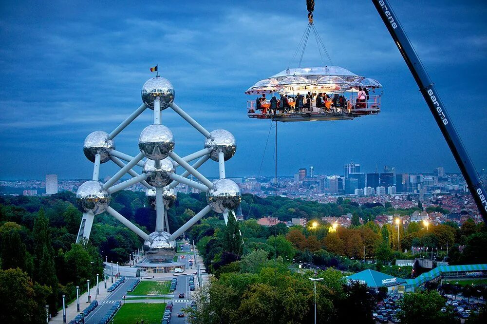 Даймонд ин зе скай. Dinner in the Sky (Бельгия). Ресторан dinner in the Sky Бельгия. Атомиум Брюссель. 2. Dinner in the Sky Бельгия.