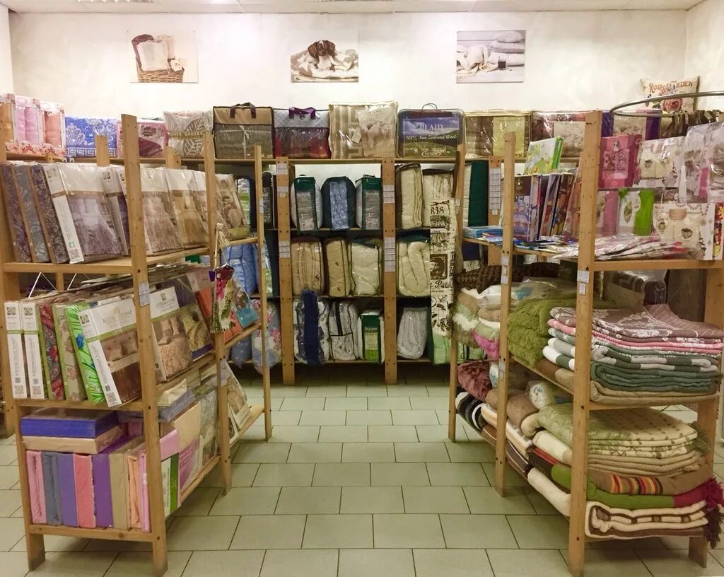 Магазины постельного белья в череповце. Проект магазина постельного белья. Дизайн магазина текстиля. Витрины с текстилем. Стеллажи для домашнего текстиля.