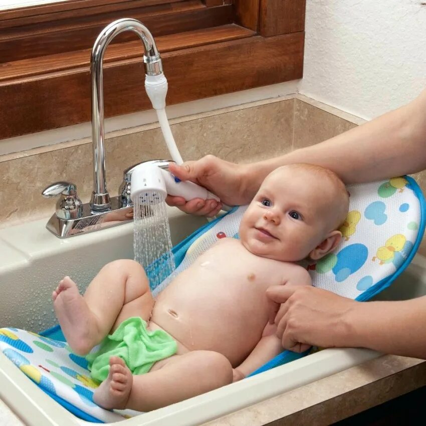 Раковина для подмывания младенцев. Подмывание новорожденного. Подмывание новорожденной девочки. Подмывание новорожденного мальчика. Каким лучше подмываться