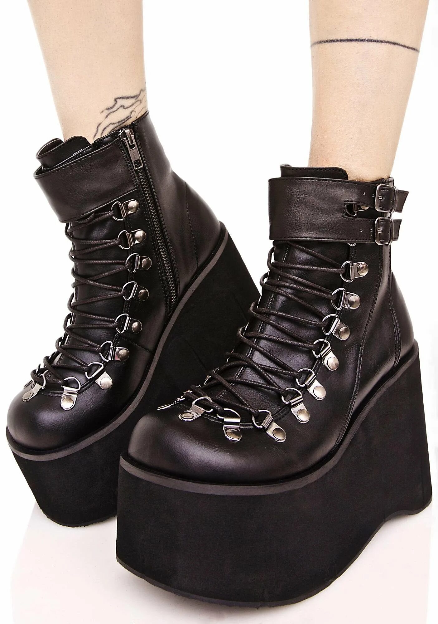 Ботинки на платформе. Демония шуз. demonia platform boots. demonia высокие ботинки. готическая обувь на платформе demonia.