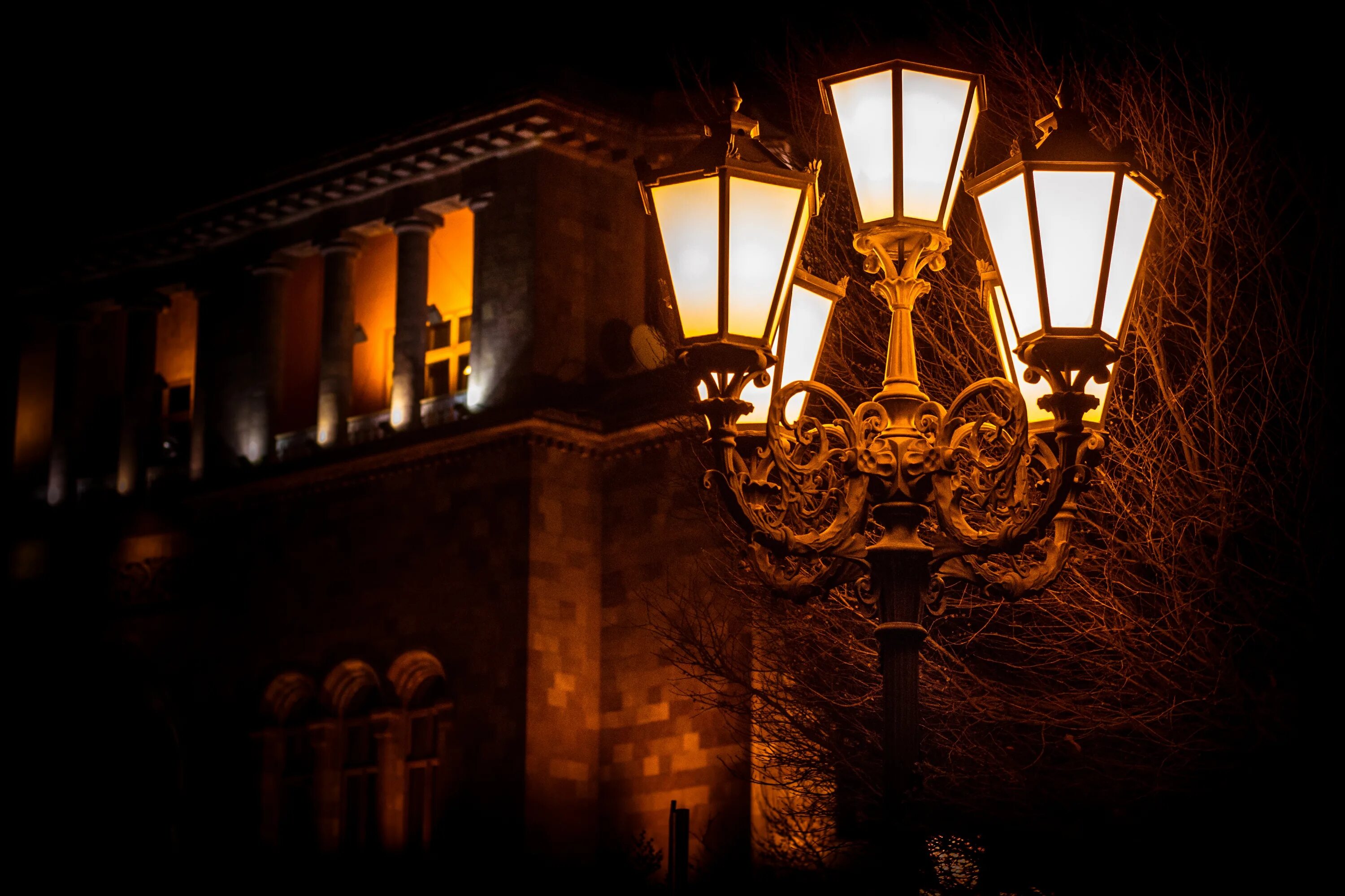 Вечер улица фонарь. Старинные фонари на улицах. Ночные фонари. Старинный фон. Уличный фонарь ночью.