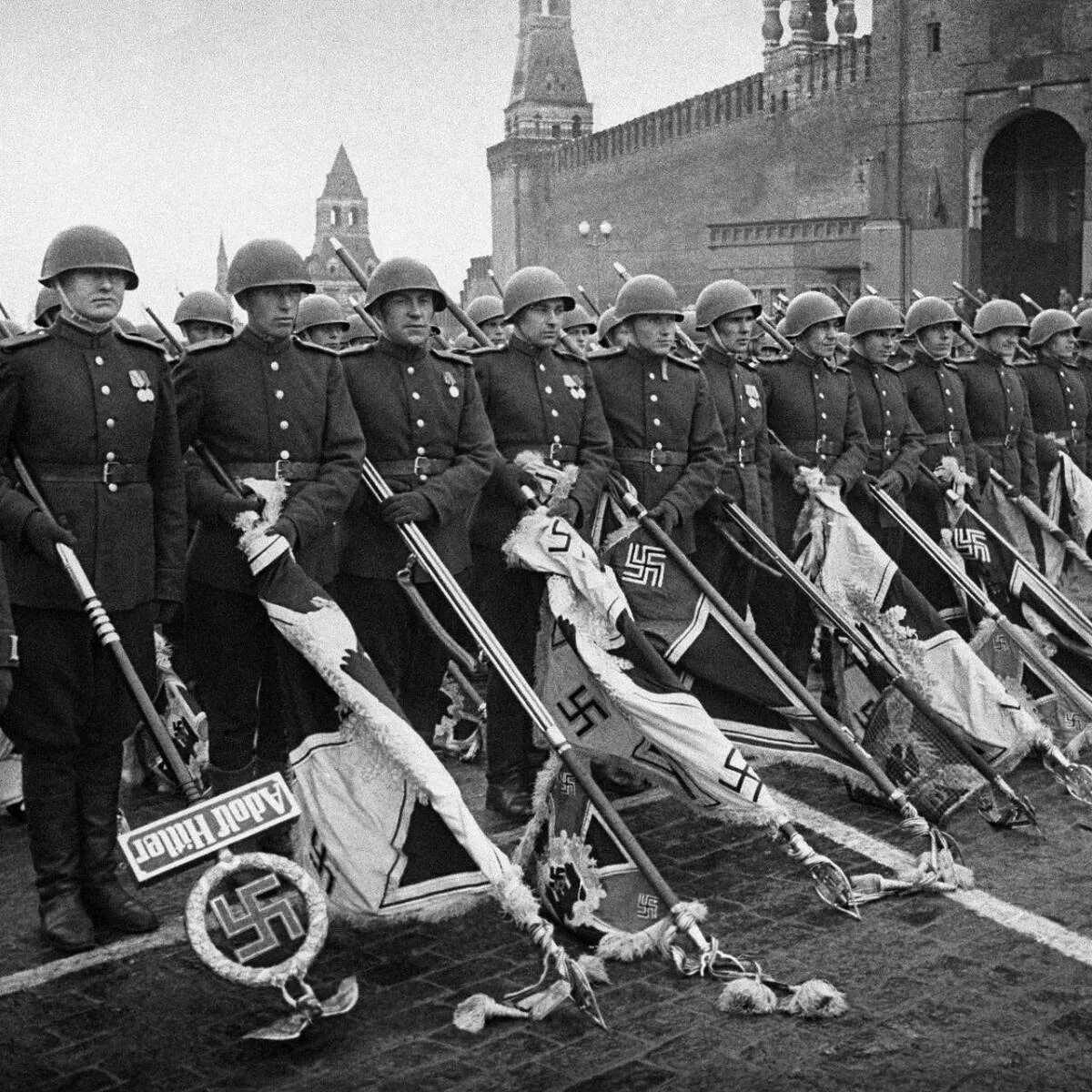 Парад победы в великой отечественной. Первый парад Победы 24 июня 1945 года. Жуков Георгий Константинович парад Победы 1945. Штандарты на параде Победы 1945. Парад на красной площади 1945.