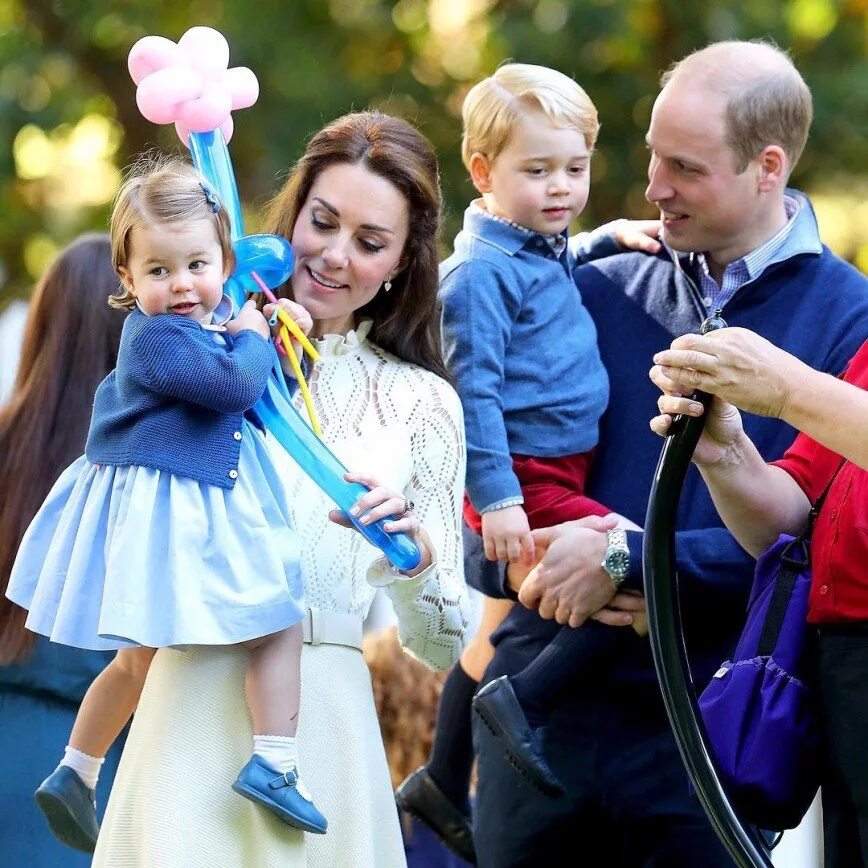 Фото детей кейт миддлтон и принца уильяма. Кейт Миддлтон с детьми. Дети Кейт Миддлтон и принца Уильяма. Принц Уильям и Кейт Миддлтон. Rtqn Мидлтон дети.