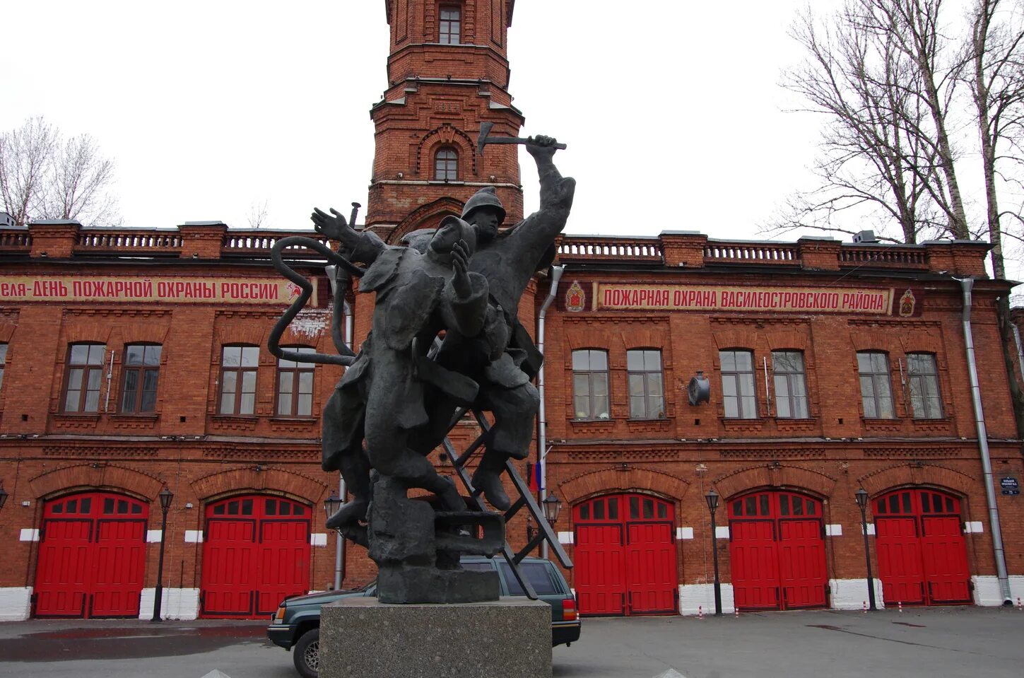 Памятник пожарному в СПБ. Памятники пожарным в Питере. Памятник пожарному СПБ Василеостровская. Памятник подвигу пожарных Ленинграда.