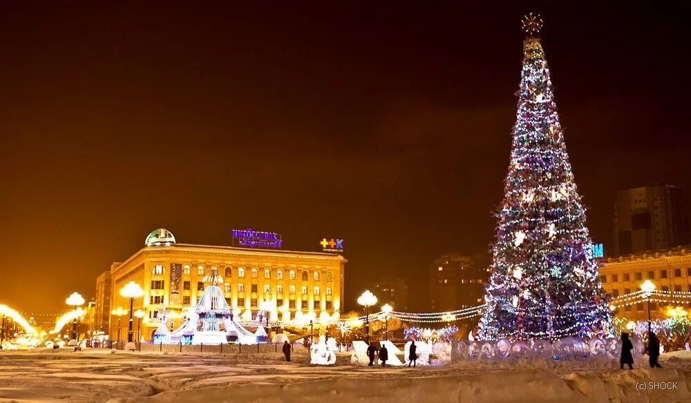 Во сколько в магадане новый год. Площадь ленина хабаровск зимой. елка на площади ленина хабаровск. центральная площадь хабаровска зимой. хабаровск новый год.