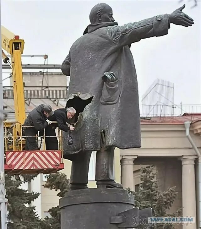 Взорванная статуя ленина у финляндского вокзала. Памятник ленину у финляндского вокзала. Памятник ленину у финляндского вокзала взорвали. Взорванная статуя ленина у финляндского вокзала. Памятник ленину у финляндского вокзала.