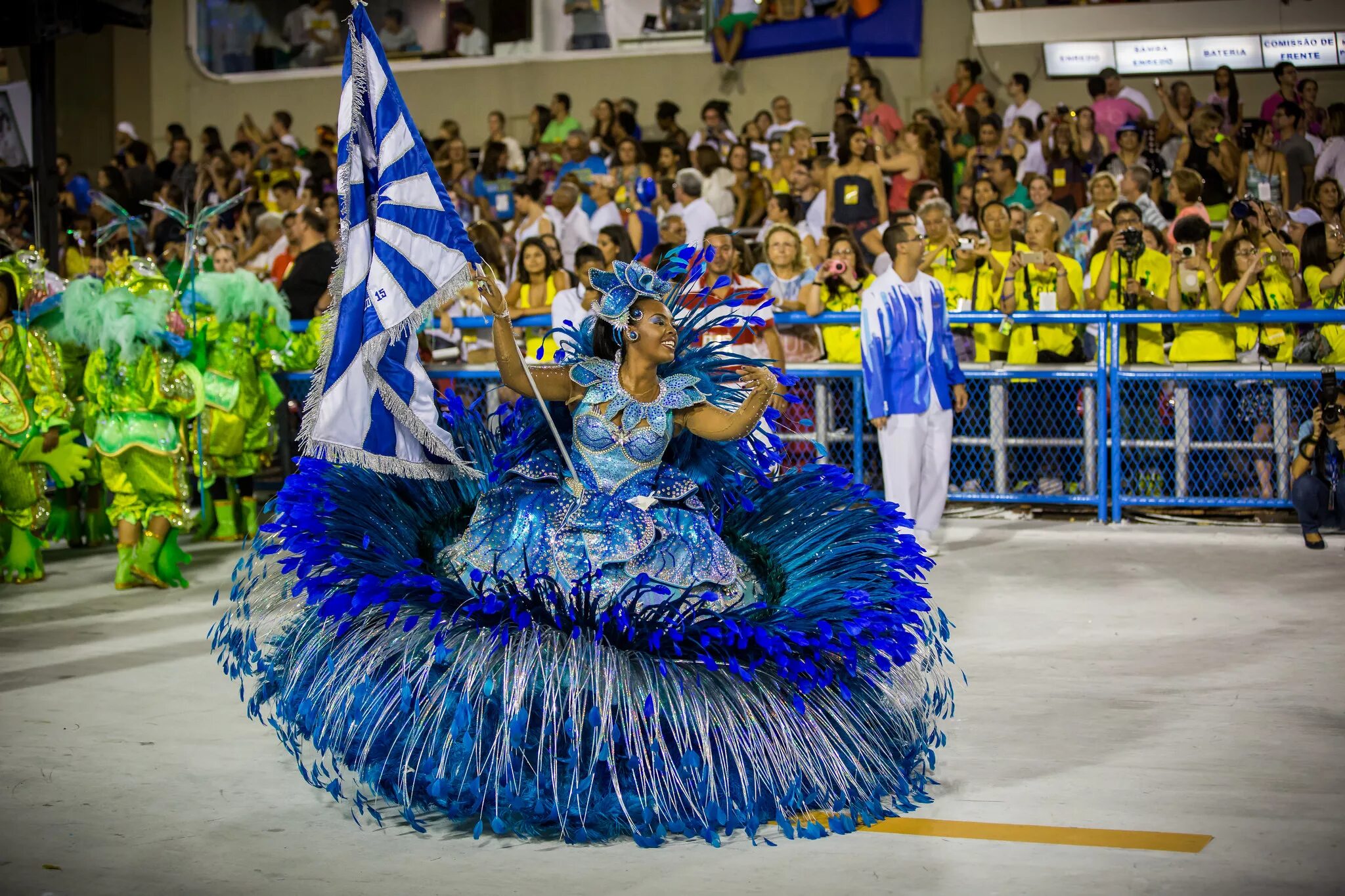 Карнавал в Рио-де-Жанейро. Рио карнавал. Карнавал Рио в Бразилии. Рио-де-Жанейро карнавал костюмы.