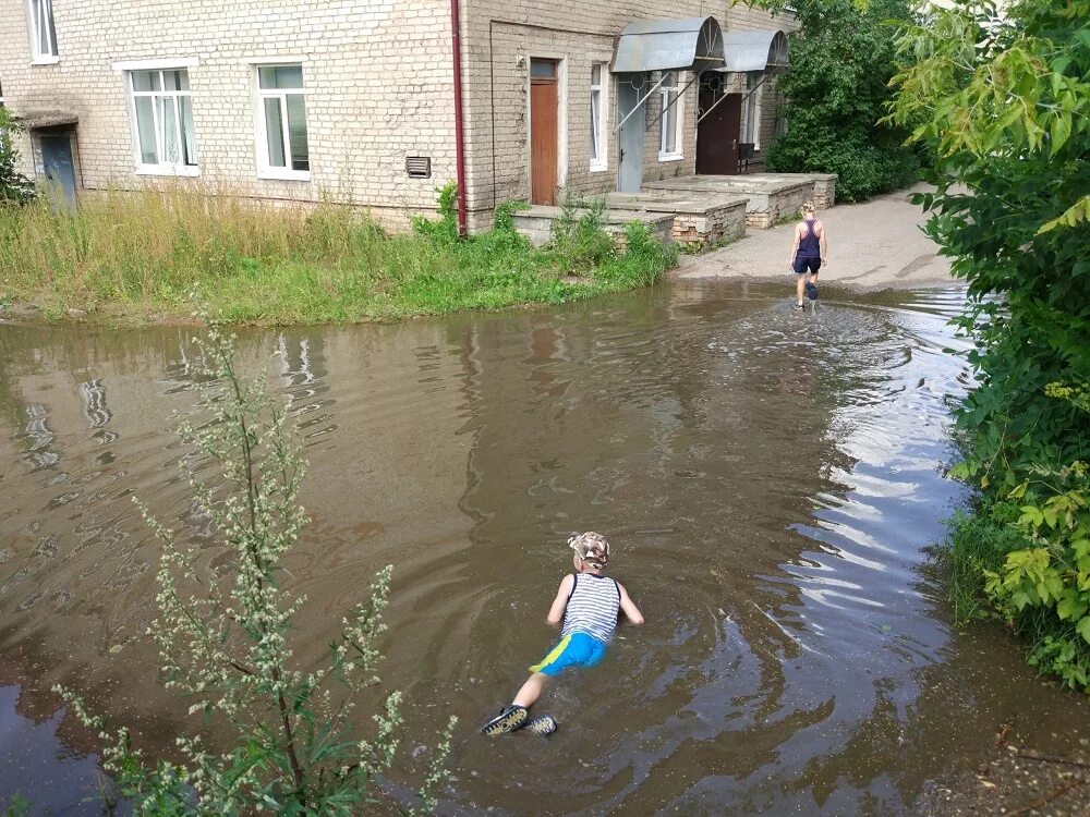 После дождя у школьного крыльца образовалась лужа
